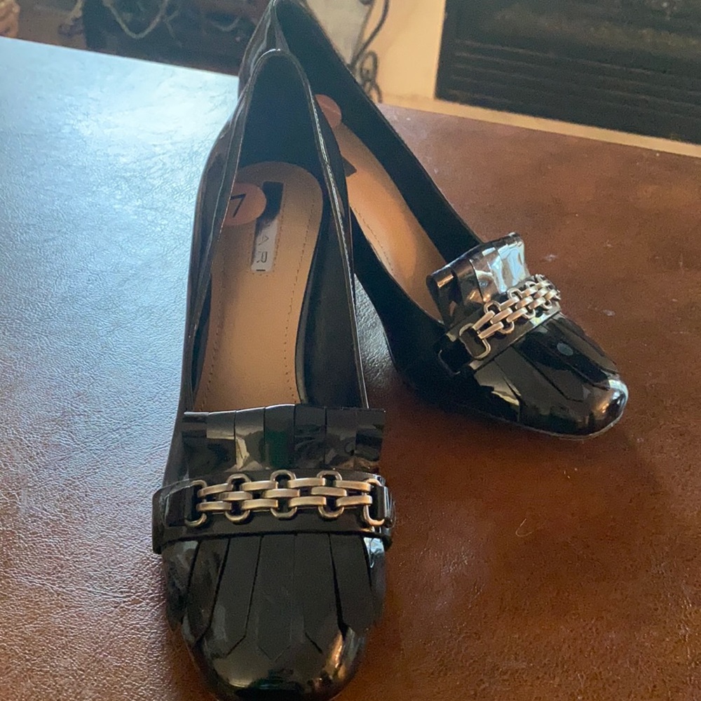 Patent leather Tahari chunky heel shoe